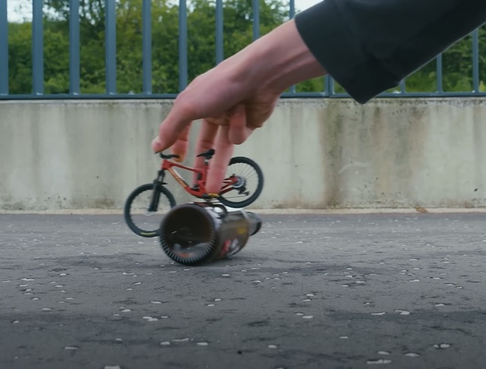 Video: Handy Macaskill je späť na svojom finger bicykli