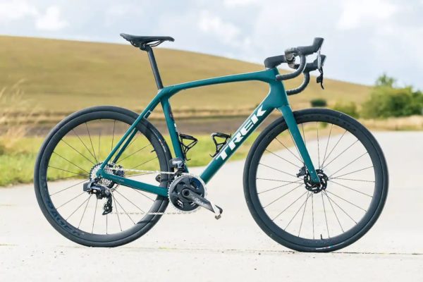 Nový Trek Domane 2023 má menej odpruženia, je ľahší a viac aero (detaily, modely, ceny)