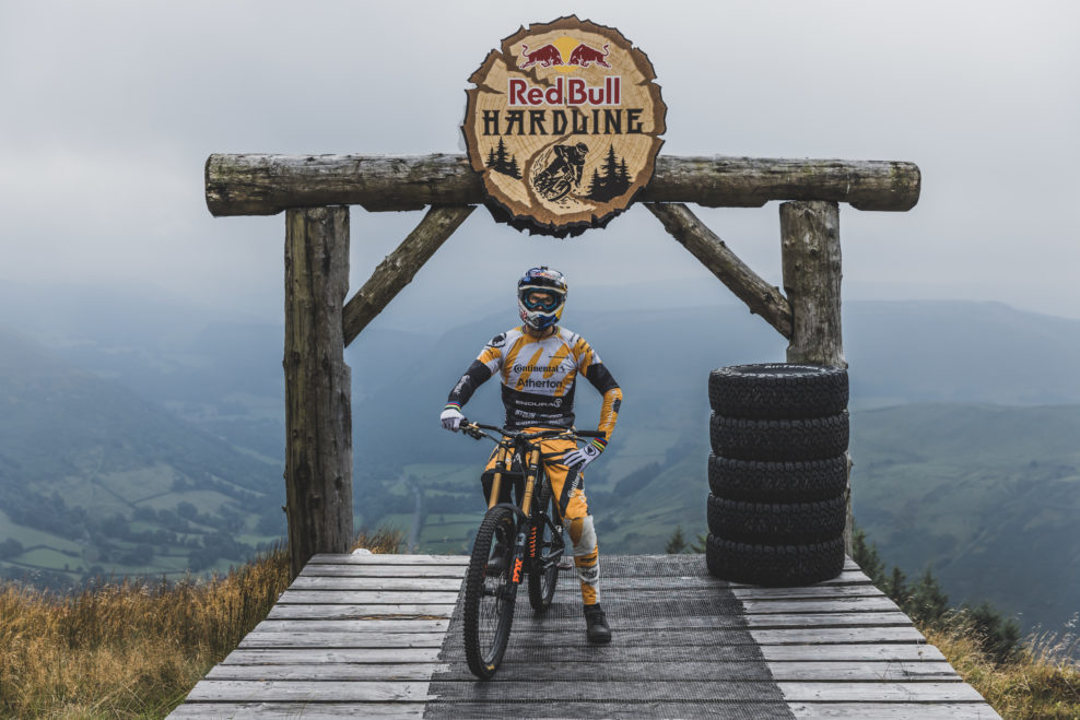 Gee Atherton sa po zranen&iacute; vr&aacute;ti k pretekaniu na Red Bull Hardline