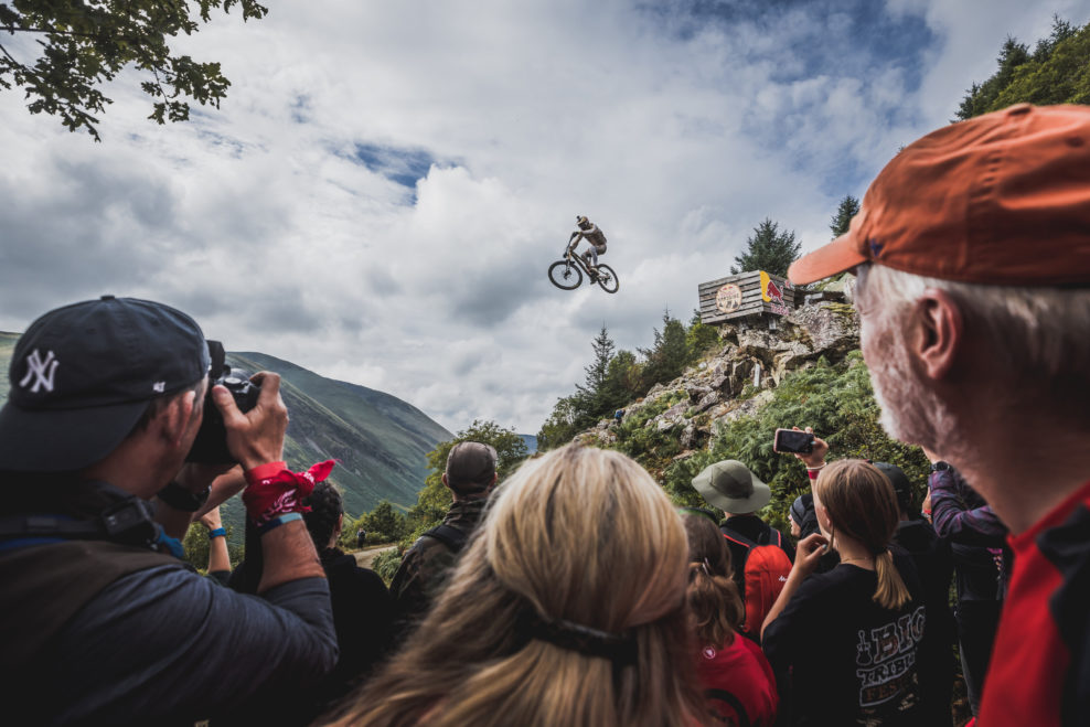 Pozn&aacute;me detaily trate a jazdcov Red Bull Hardline Tasmania