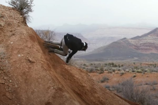 Musíte vidieť: Bas van Steenbergen jazdí vo videu Desert Wave na púštnom pumptracku