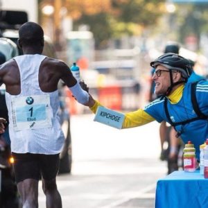  56-ročný cyklista už druhýkrát pomohol Kipchogemu k svetovému rekordu v maratóne (+video)