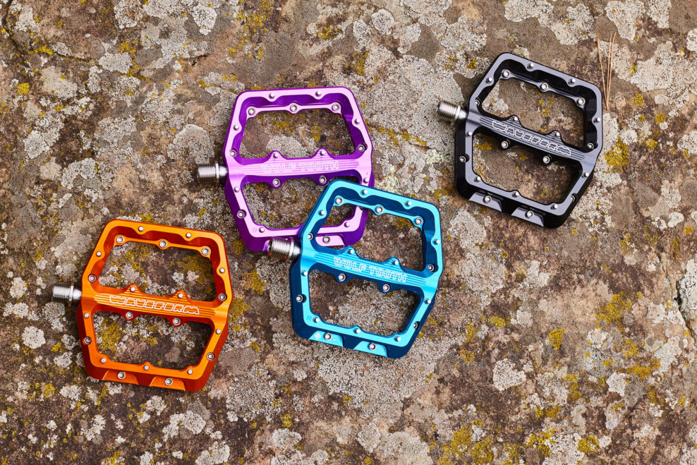 Ped&aacute;le Wolf Tooth Waveform maj&uacute; r&ocirc;zne veľkosti a &scaron;peci&aacute;lne prisp&ocirc;soben&yacute; profil