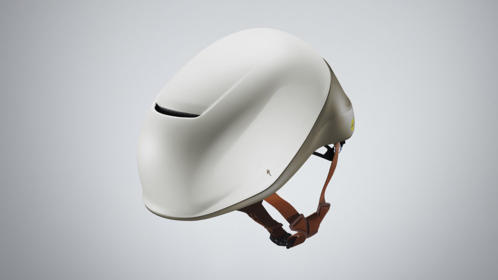 Specialized predstavil novú mestskú helmu Tone s elegantne skrytým vetraním