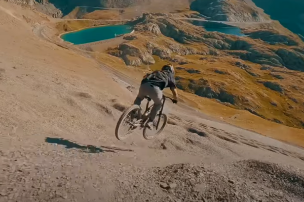 Video: Andreu Lacondeguy v lete strávil niekoľko dní vo frncúzskych Alpách