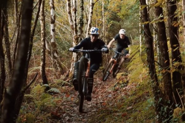 Video: Atherton Bikes si užívajú AM130 na spoločnom výjazde po práci