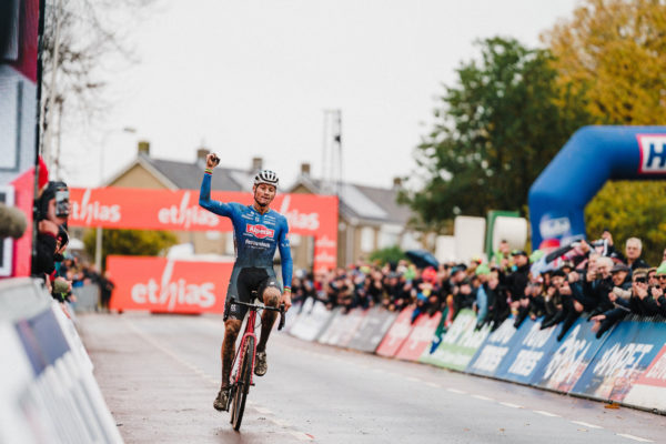 Mathieu van der Poel vyhral cyklokrosové preteky Svetového pohára v Hulste, Pidcock zlomil koleso