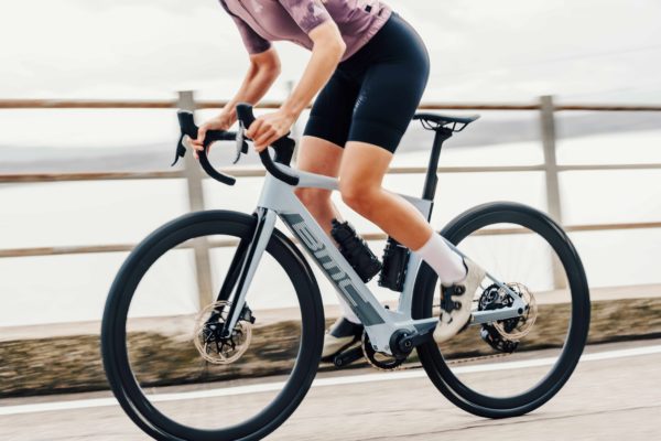 Nový e-bike BMC Roadmachine 01 AMP X je ľahký, má tichý motor a široké gumy (detaily, modely, ceny)