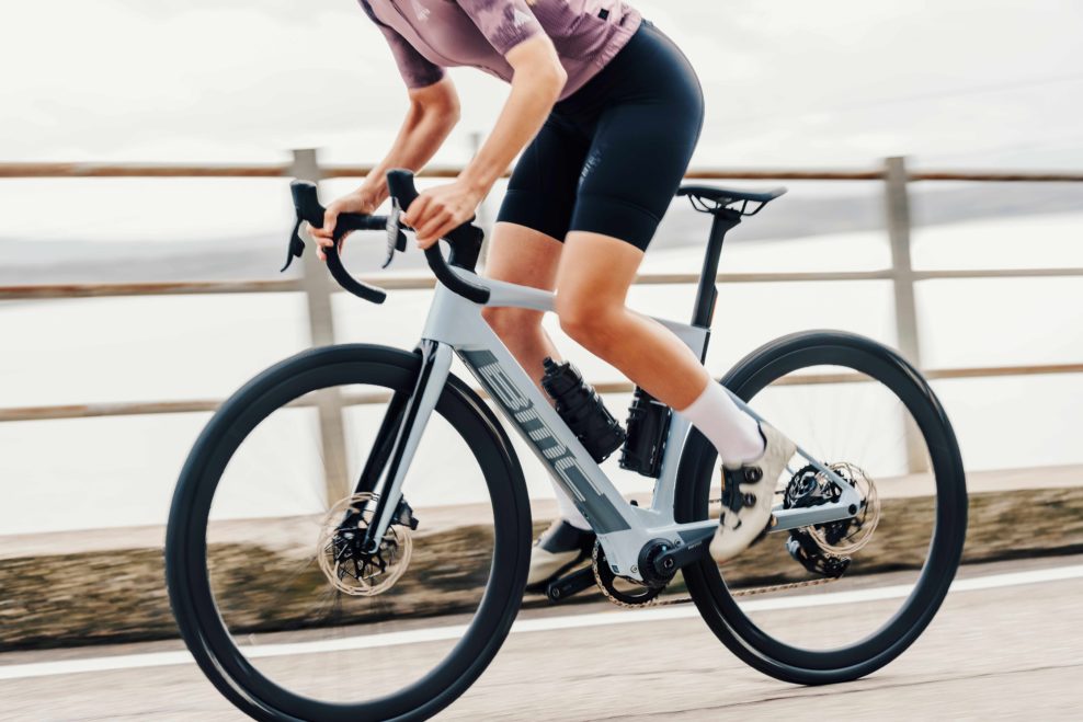 Nový e-bike BMC Roadmachine 01 AMP X je ľahký, má tichý motor a široké gumy (detaily, modely, ceny)