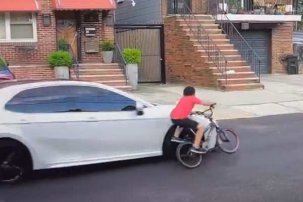  Video: Vodič zrazil malého chlapca na bicykli. Chlapec sa ospravedlnil, vodič odišiel