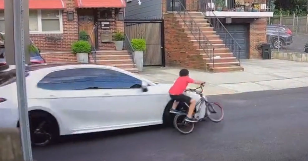  Video: Vodič zrazil malého chlapca na bicykli. Chlapec sa ospravedlnil, vodič odišiel