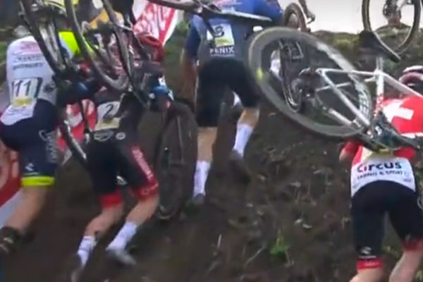 Video: Eli Iserbyt si pomohol nešportovým lakťom v cyklokrosovom súboji s Corné van Kesselom