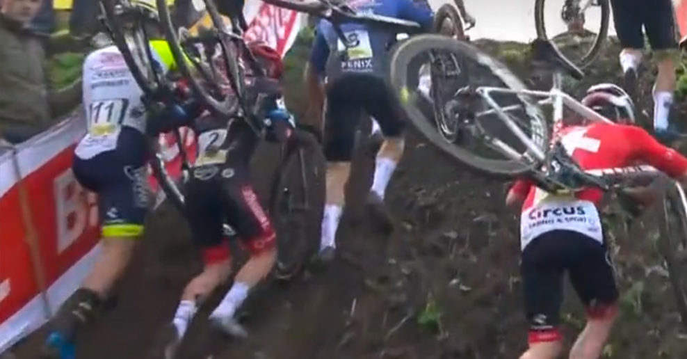 Video: Eli Iserbyt si pomohol nešportovým lakťom v cyklokrosovom súboji s Corné van Kesselom