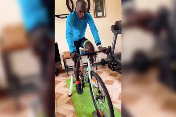  Video: Už aj najrýchlejší maratónec sveta Eliud Kipchoge trénuje na cyklistickom trenažéri