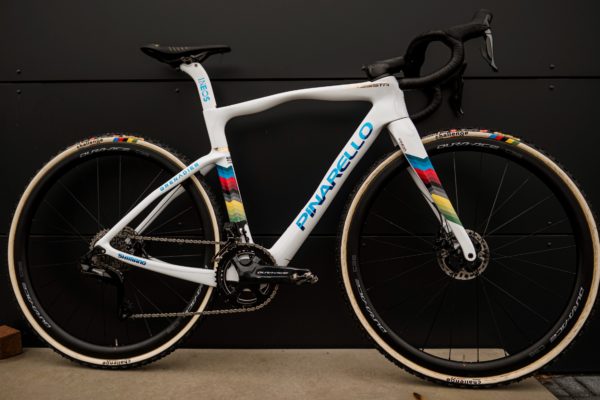 Detaily a špecifikácia cyklokrosového majstrovského špeciálu Toma Pidcocka – Pinarello Crossista F