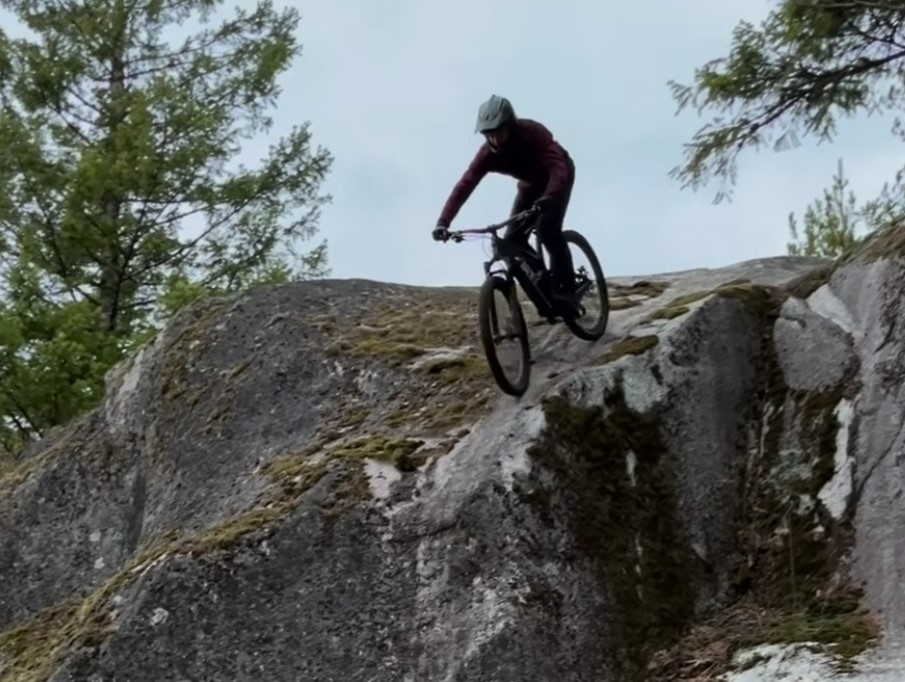 Slovák Patrik Chomist v Kanade prechádza tie najtechnickejšie prekážky z Tour de Gnar
