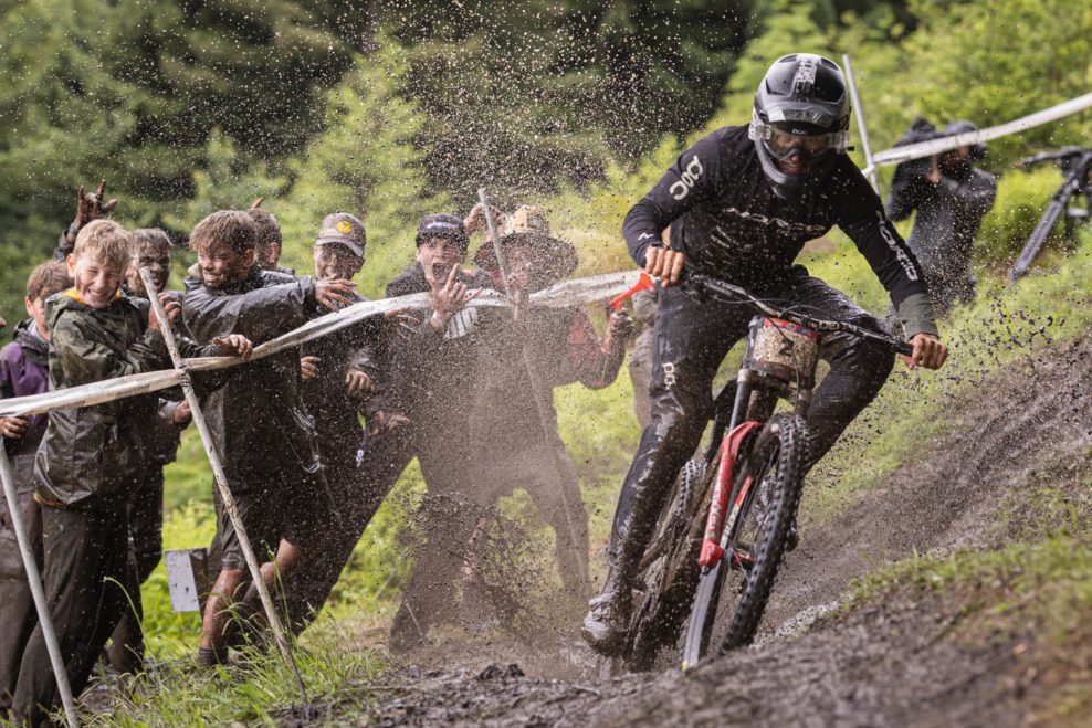 Zjazdov&eacute; preteky na Crankworxe vyhrali Sam Blenkinsop a Louise Ferguson
