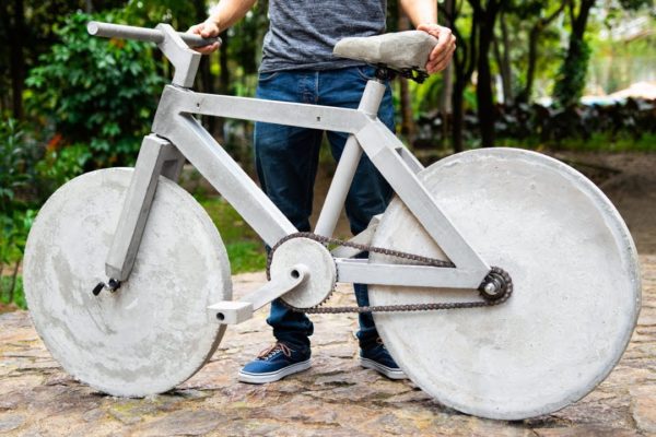 Koľko sily treba pri jazde na 134-kilovom betónovom bicykli?