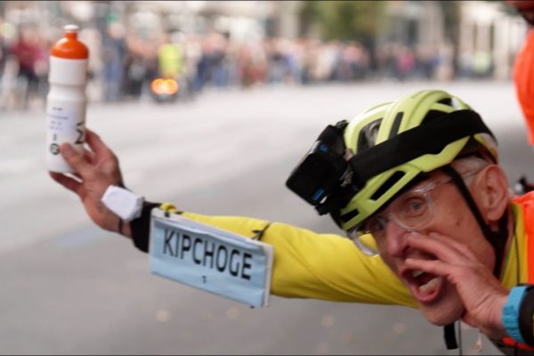  Dokument: Ako 56-ročný cyklista pomohol Kipchogemu k svetovému rekordu v maratóne