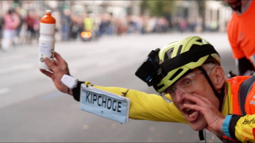  Dokument: Ako 56-ročn&yacute; cyklista pomohol Kipchogemu k svetov&eacute;mu rekordu v marat&oacute;ne