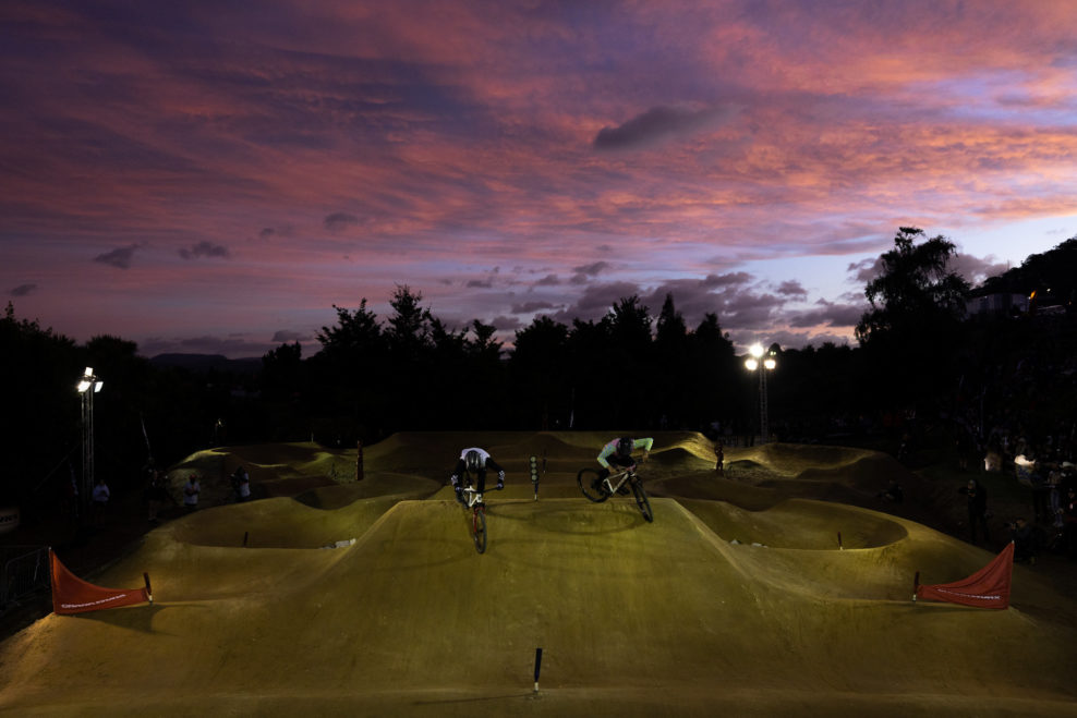 Niels Bensink a Caroline Buchanan vyhrali v disciplíne pumptrack na Crankworxe