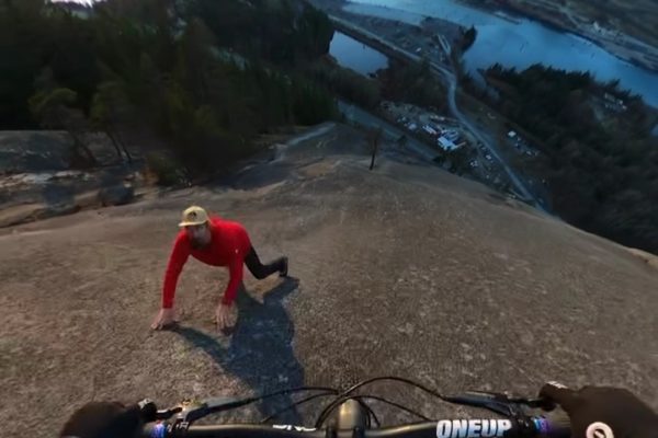 Video: Rémy Métailler míňa pri zjazde lezca a následne okolo neho presviští basejumper