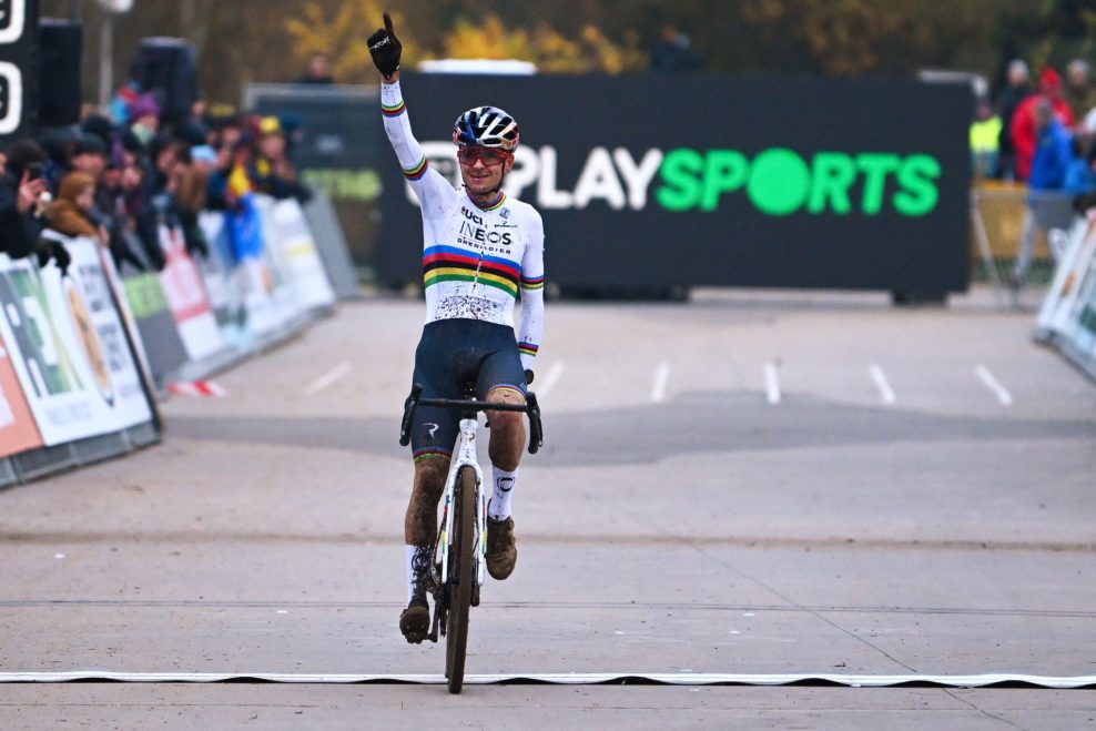 Tom Pidcock po páde Van der Poela suverénne vyhral preteky Superprestige v Boome