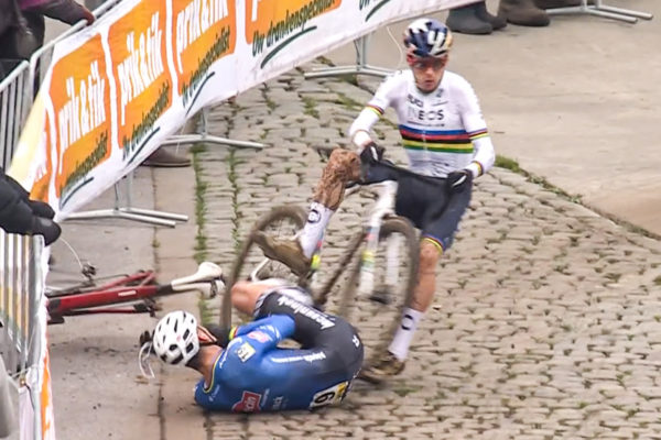 Video: Mathieu van der Poel nepríjemne spadol a zranil si koleno na pretekoch Superprestige Boom