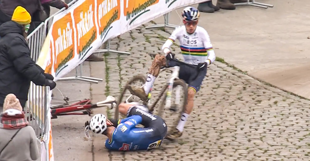 Video: Mathieu van der Poel nepríjemne spadol a zranil si koleno na pretekoch Superprestige Boom