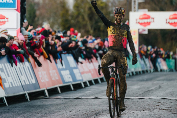 Wout van Aert vyhral Svetový pohár v Dubline aj napriek pádu a uteráku v kolese (+video)