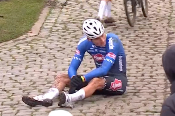 Van der Poel odštartuje v súboji proti Van Aertovi a Pidcockovi aj napriek zranenému kolenu