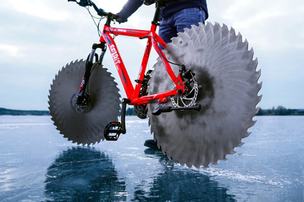  Video: Domáci kutil vymenil kolesá za gigantické pílové kotúče, aby sa mohol bicyklovať na ľade