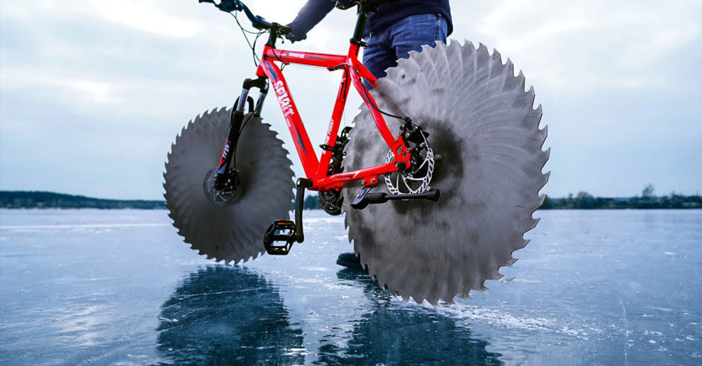  Video: Domáci kutil vymenil kolesá za gigantické pílové kotúče, aby sa mohol bicyklovať na ľade