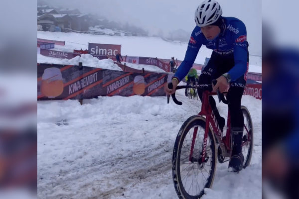 Video: Pozrite sa, ako trénuje Mathieu van der Poel na zasneženej trati vo Val di Sole