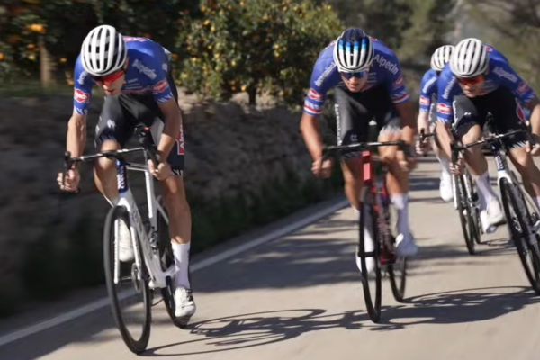Video: Súboj s Van der Poelom i nepríjemné pády. Pozrite si všetky epizódy finále Akadémie Zwiftu 2022