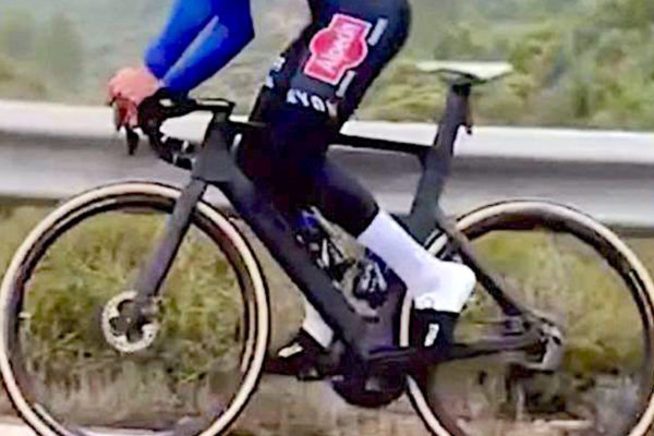 Mathieu van der Poel testuje prototyp nov&eacute;ho pretek&aacute;rskeho bicykla Canyonu