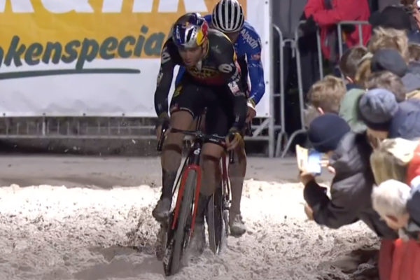 Wout van Aert suverénnym výkonom porazil Van der Poela aj Pidcocka na pretekoch Exact Cross Mol