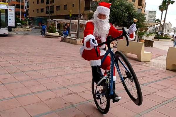 Video: Peter Sagan ako Santa Claus na bicykli želá šťastné a veselé Vianoce!