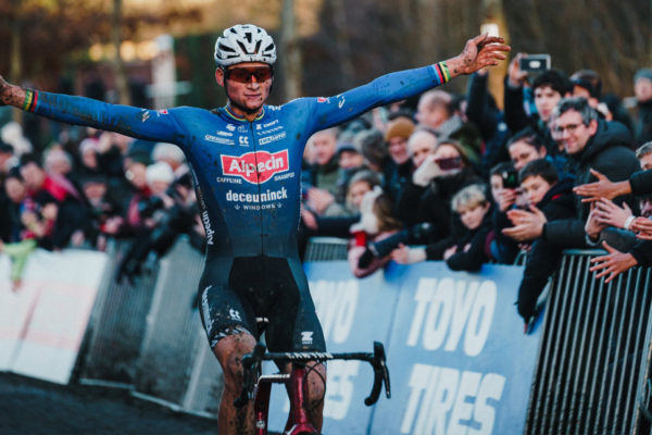 Mathieu van der Poel suverénne porazil Van Aerta a Pidcocka na Svetovom pohári v Gavere