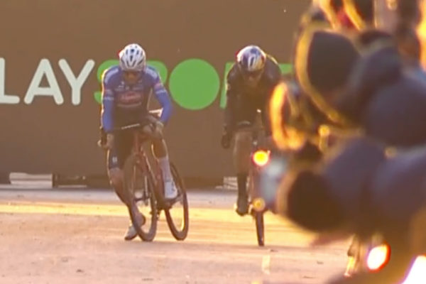 Wout van Aert vyhral preteky Superprestige Zolder po chybe Van der Poela v šprinte