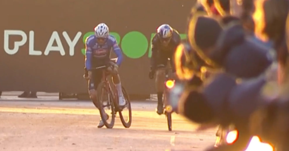 Wout van Aert vyhral preteky Superprestige Zolder po chybe Van der Poela v šprinte