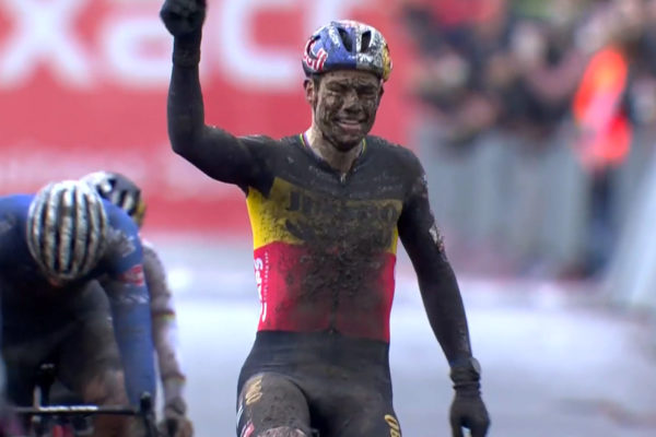 Wout van Aert vyhral Exact Cross Loenhout po záverečnom šprinte s Van der Poelom a Pidcockom (+video)