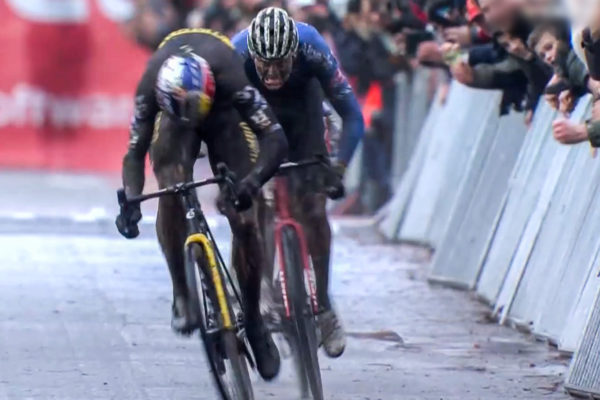 Video: Skvelý šprintérsky súboj Van Aerta s Van der Poelom a Pidcockom na pretekoch Exact Cross Loenhout 