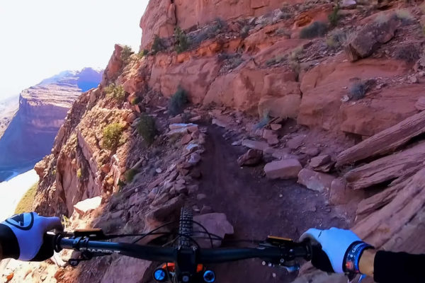  Video: Jazda Gee Athertona na nebezpečnom exponovanom traile Portal