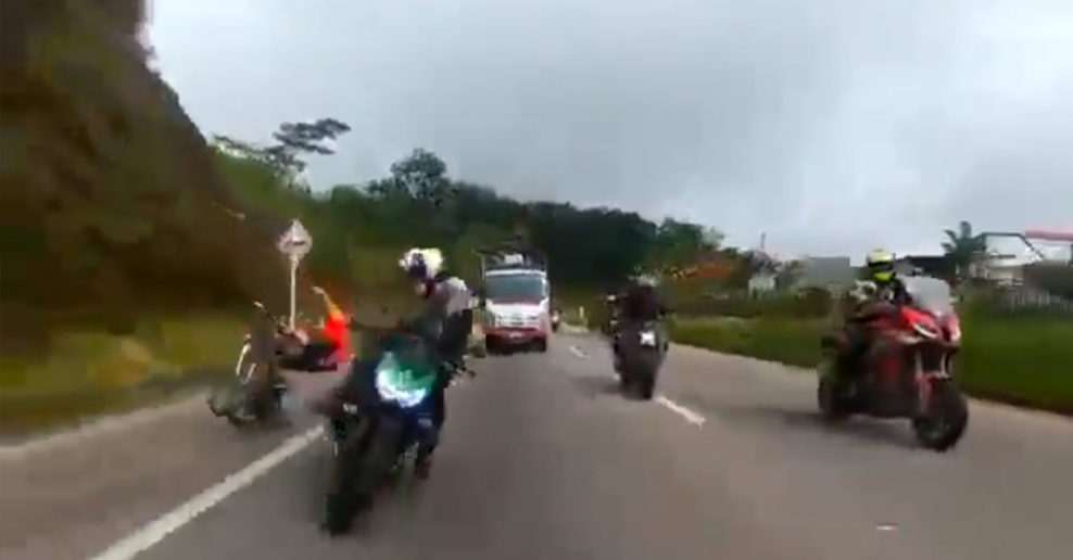  Video: Nebezpečn&aacute; jazda motork&aacute;rov sa skončila hrozivou zr&aacute;žkou s cyklistom