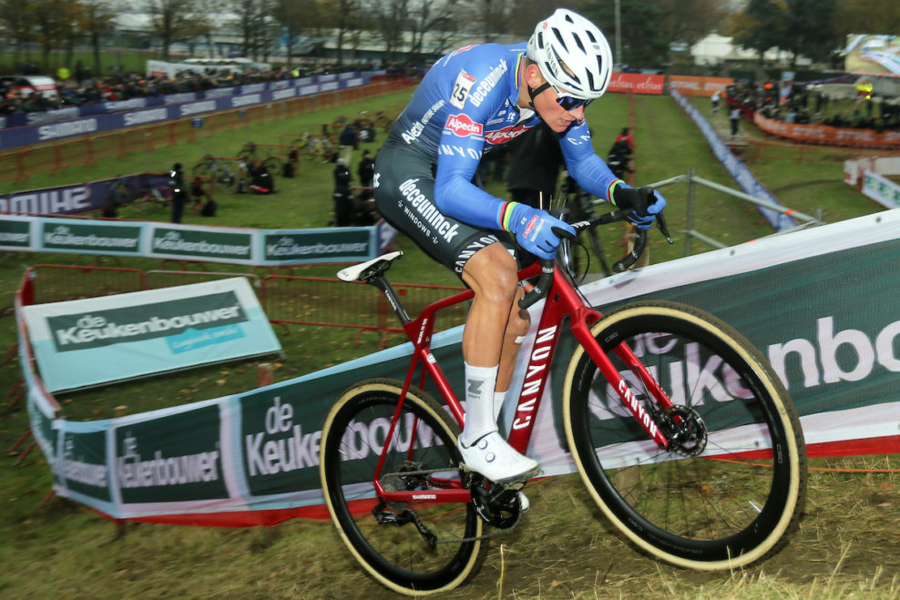 Mathieu van der Poel porazil Van Aerta a suverénne vyhral Svetový pohár v Antverpách