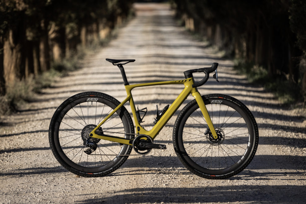 Scott Solace eRide je gravel elektrobicykel s tich&yacute;m motorom TQ a takmer nulov&yacute;m odporom