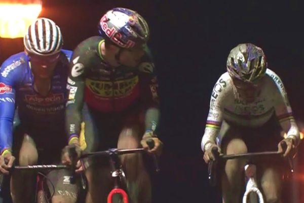  Video: Skvelý cyklokrosový súboj Wouta van Aerta a Toma Pidcocka na pretekoch Superprestige Diegem