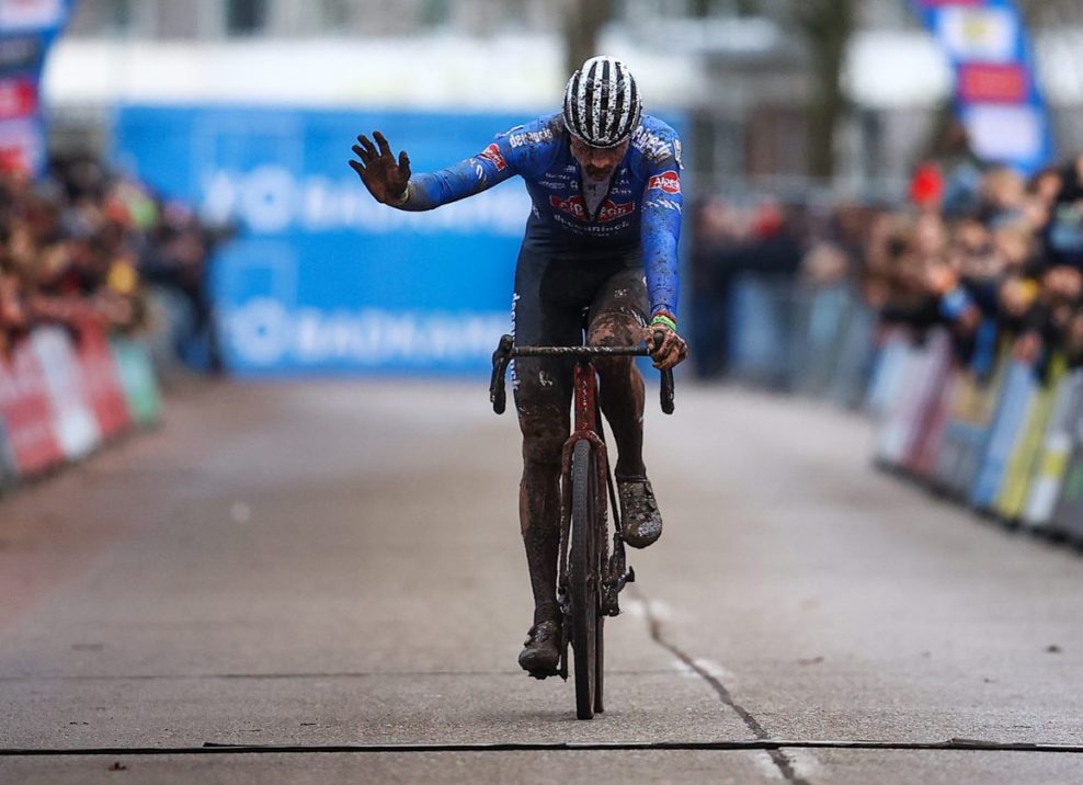 Mathieu van der Poel vyhral preteky X2O Trofee Herentals po defekte Wouta van Aerta