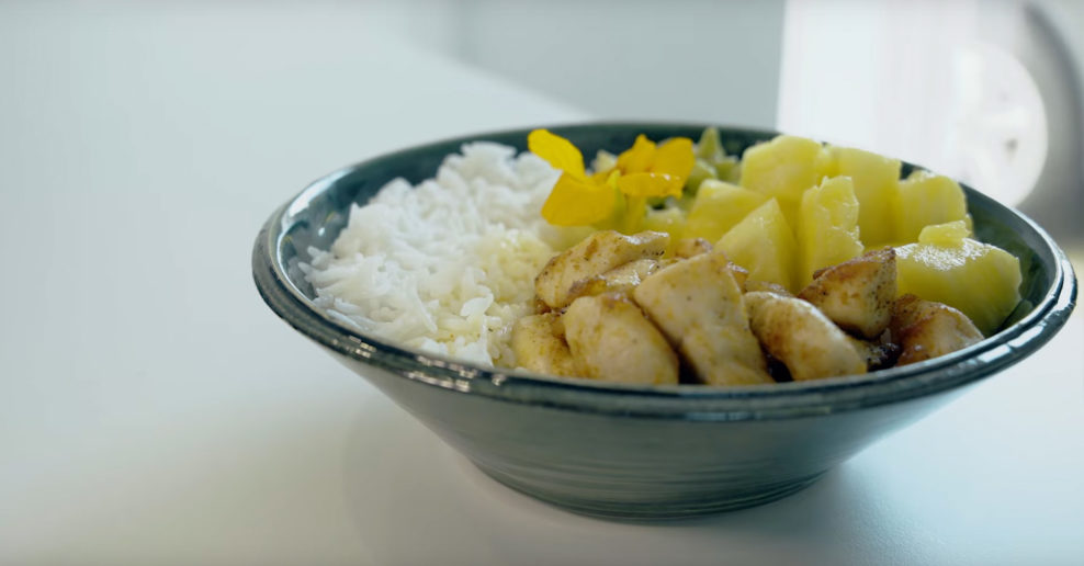 Zdravá výživa: Odborníčka na výživu tímu Quick-Step vám ukáže recept na poké bowl na regeneráciu (+video)